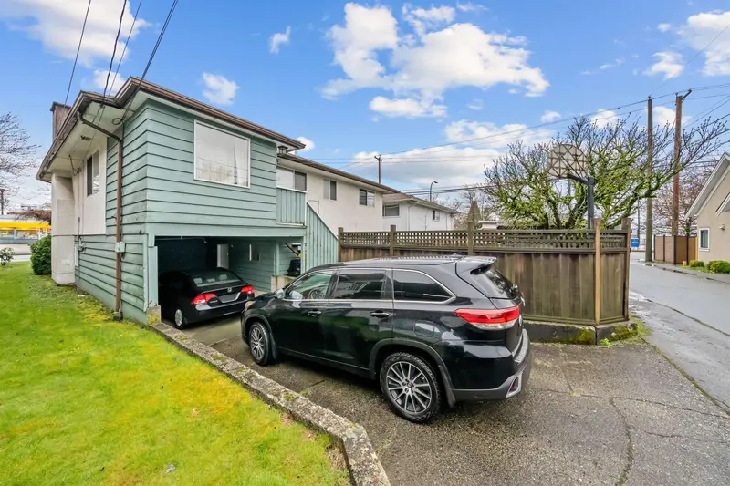 3115 E 49 AVENUE - photo 4 of 25