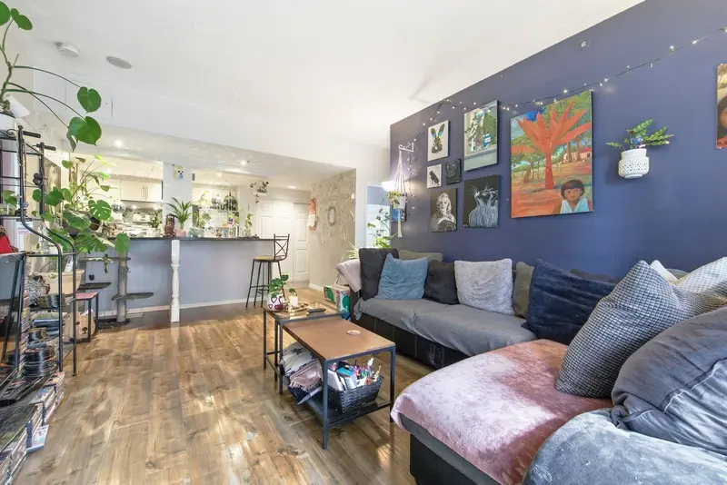 101 828 AGNES STREET - photo 2 of 23