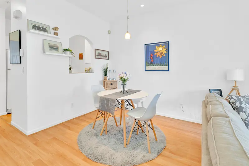 56 2422 HAWTHORNE AVENUE - photo 2 of 24