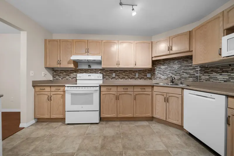 308 33280 BOURQUIN CRESCENT - photo 3 of 25