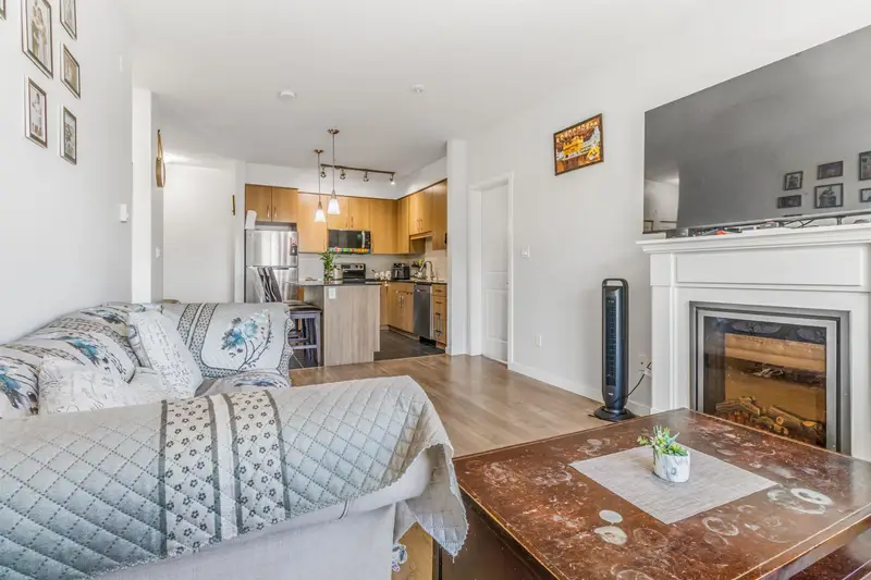 306 22290 NORTH AVENUE - photo 4 of 13