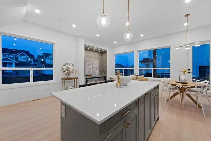 101 16594 22 AVENUE - photo 2 of 40