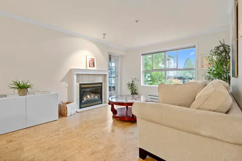 302 15325 17 AVENUE - photo 2 of 18