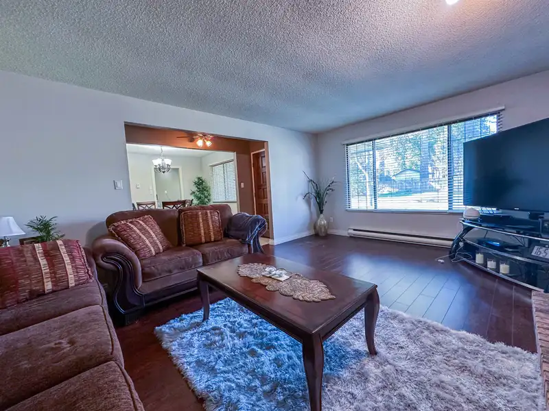 15324 22 AVENUE - photo 3 of 11