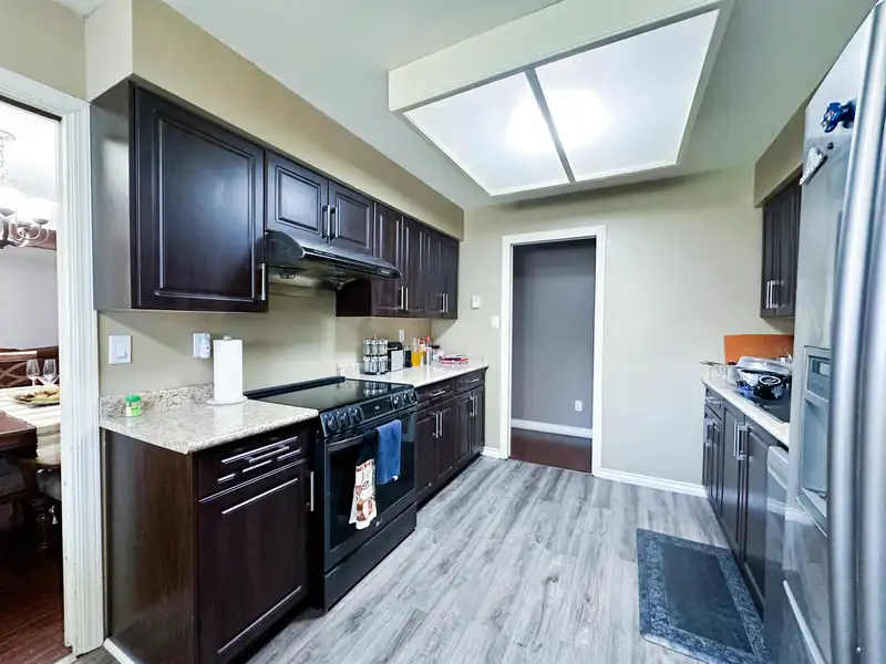 15324 22 AVENUE - photo 4 of 11