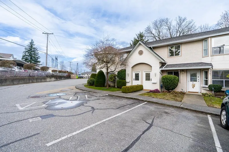 30 3380 GLADWIN ROAD - photo 4 of 25