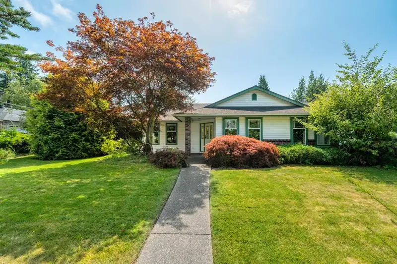 16392 11 AVENUE - photo 1 of 21