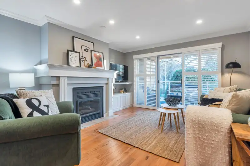 211 15185 22 AVENUE - photo 3 of 26