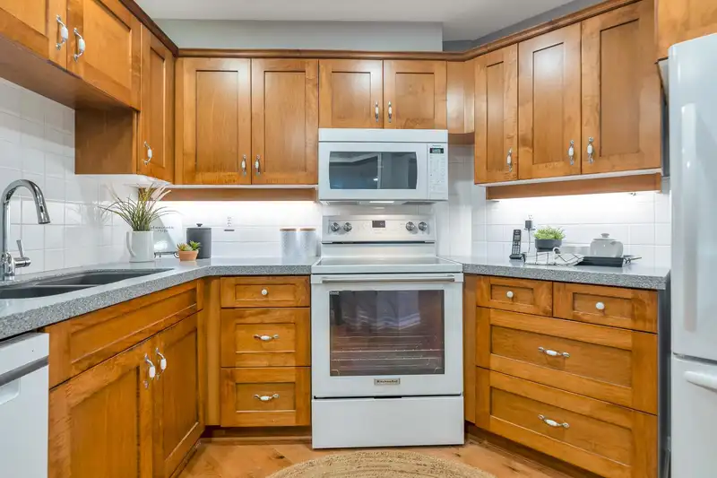211 15185 22 AVENUE - photo 4 of 26