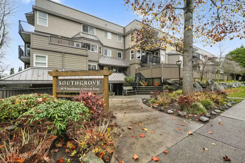 3 1870 E SOUTHMERE CRESCENT - photo 1 of 6