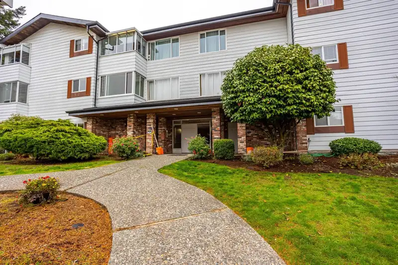 301 1390 MARTIN STREET - photo 2 of 25