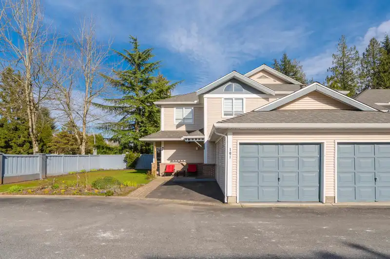 101 14154 103 AVENUE - photo 2 of 25