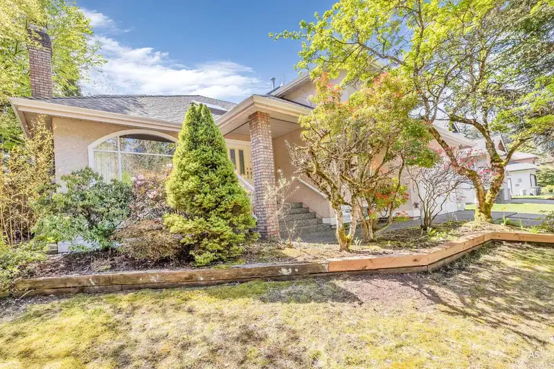 14874 26 AVENUE - photo 3 of 17