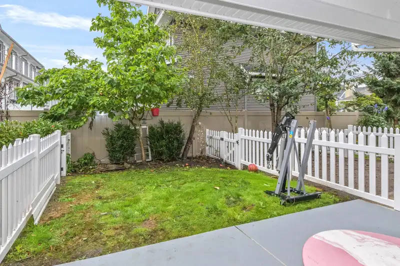 26 16228 16 AVENUE - photo 2 of 31