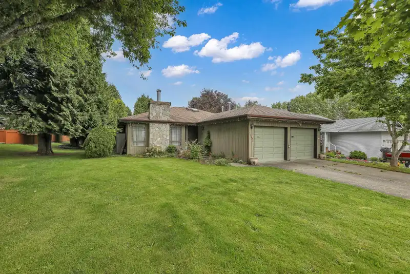 15469 19 AVENUE - photo 3 of 39
