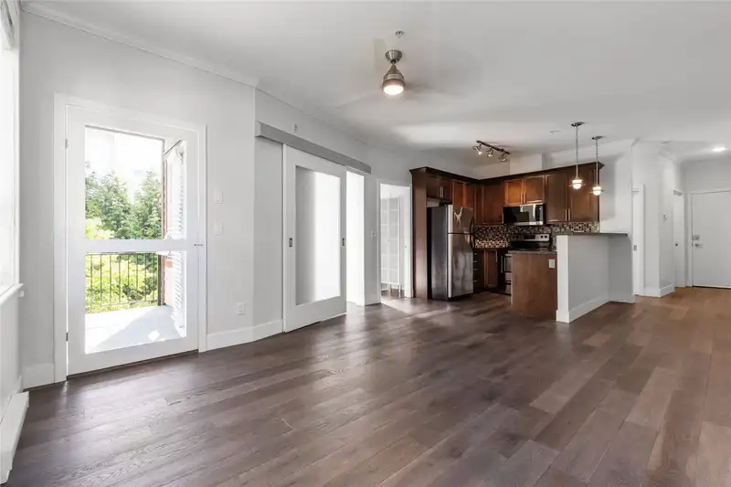 306 15268 18 AVENUE - photo 1 of 22