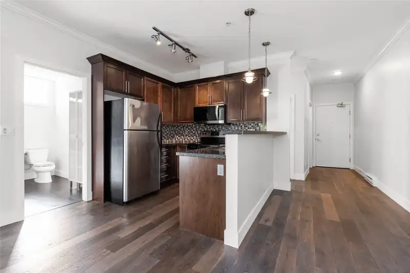 306 15268 18 AVENUE - photo 2 of 22