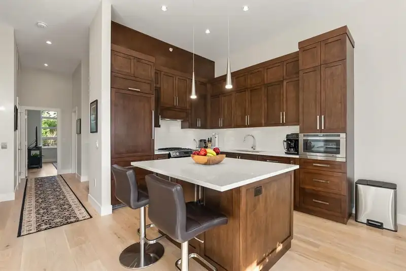 205 13585 16 AVENUE - photo 3 of 36