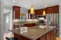 15579 17 AVENUE - thumbnail 4