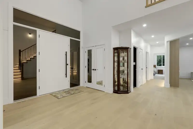 18040 20 AVENUE - photo 4 of 40