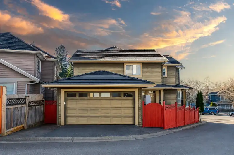3492 147A STREET - photo 4 of 19