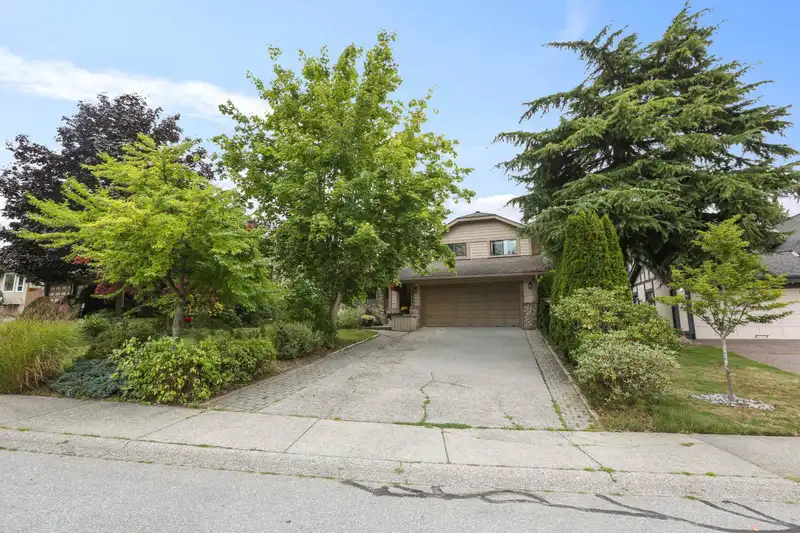 16095 13 AVENUE - photo 2 of 34