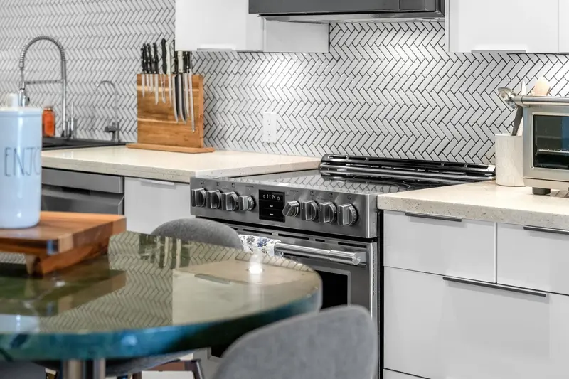 203 1066 W 13TH AVENUE - photo 1 of 25