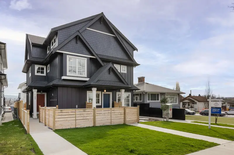 2 550 KASLO STREET - photo 2 of 25