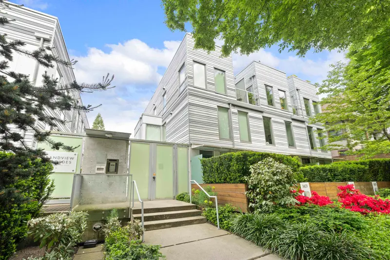 10 1419 E 1ST AVENUE - photo 3 of 24