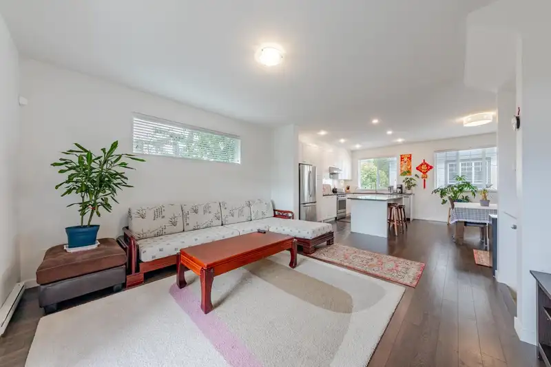 28 16337 15 AVENUE - photo 2 of 22