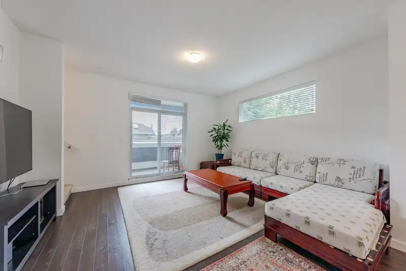 28 16337 15 AVENUE - photo 3 of 22