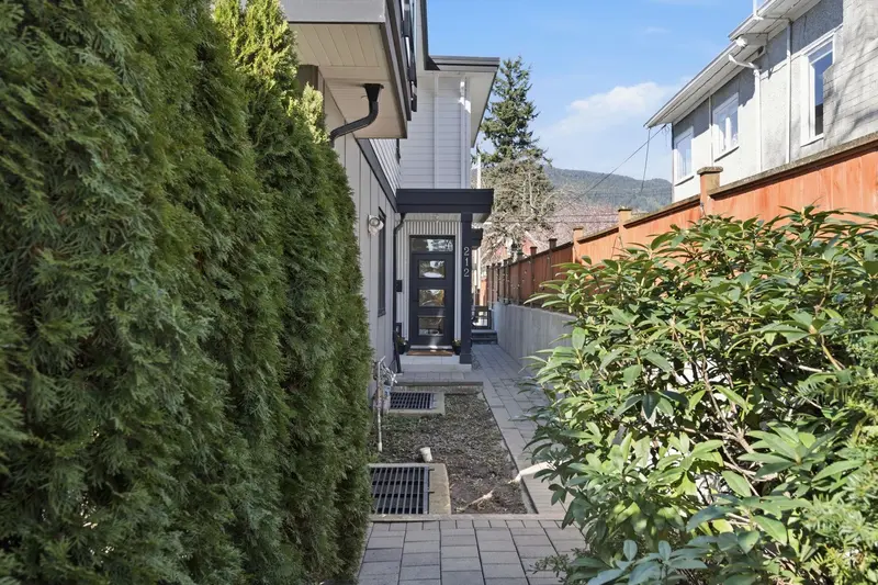 212 E 18TH STREET - photo 4 of 25