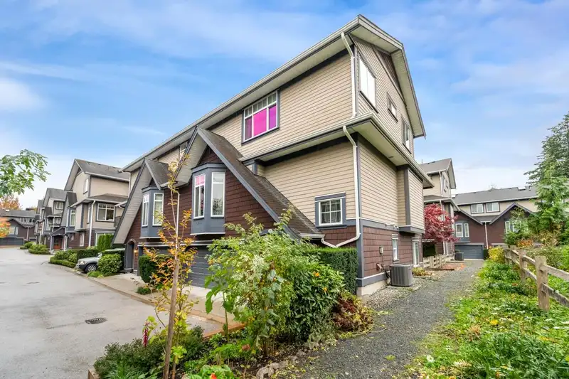 23 15977 26 AVENUE - photo 3 of 28