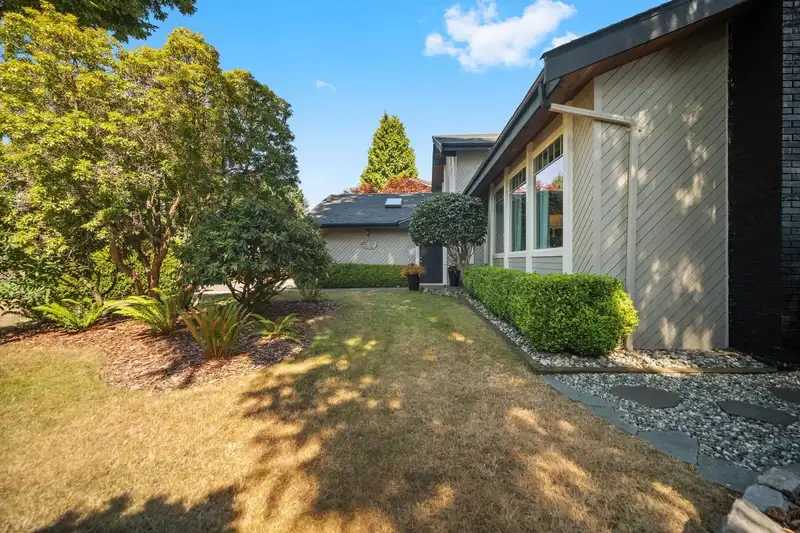 14756 16A AVENUE - photo 4 of 40