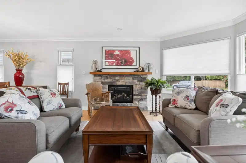 16457 10A AVENUE - photo 4 of 40