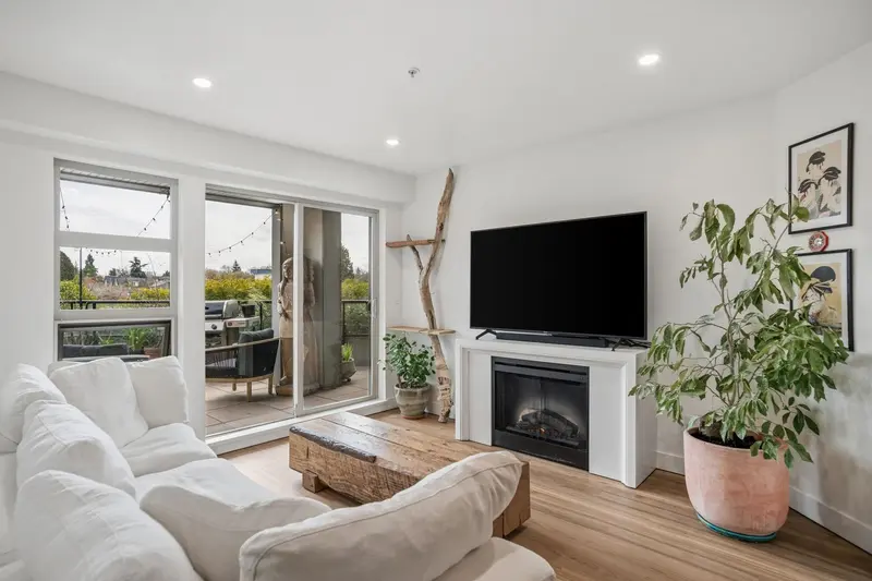 218 4550 FRASER STREET - photo 3 of 25