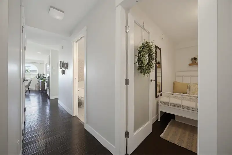 502 14955 VICTORIA AVENUE - photo 3 of 40