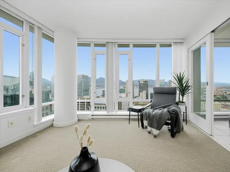 2807 610 GRANVILLE STREET - photo 2 of 25