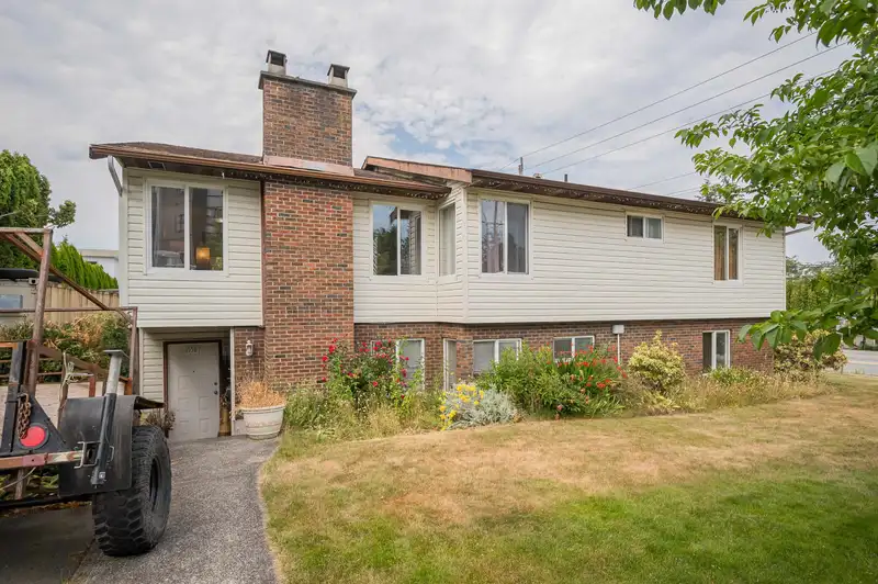 15589 17 AVENUE - photo 1 of 40
