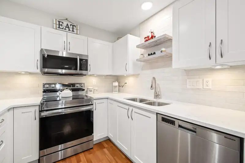 403 15621 MARINE DRIVE - photo 1 of 40