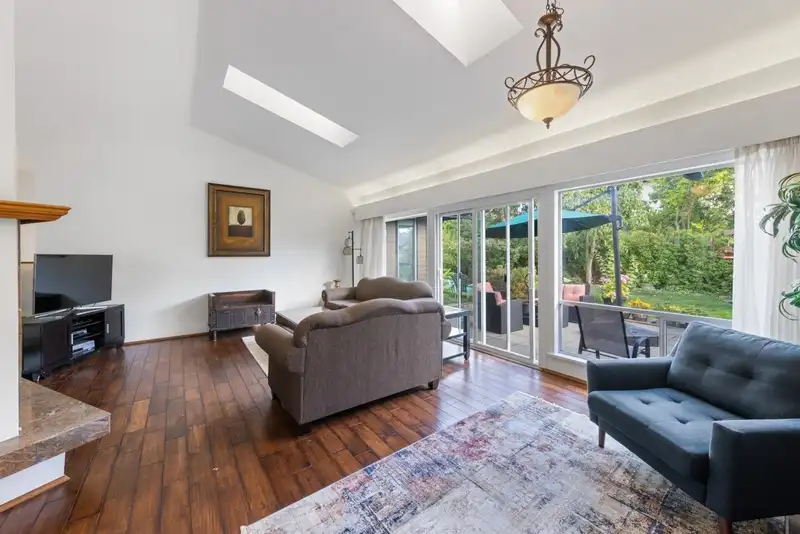 14098 20 AVENUE - photo 3 of 35