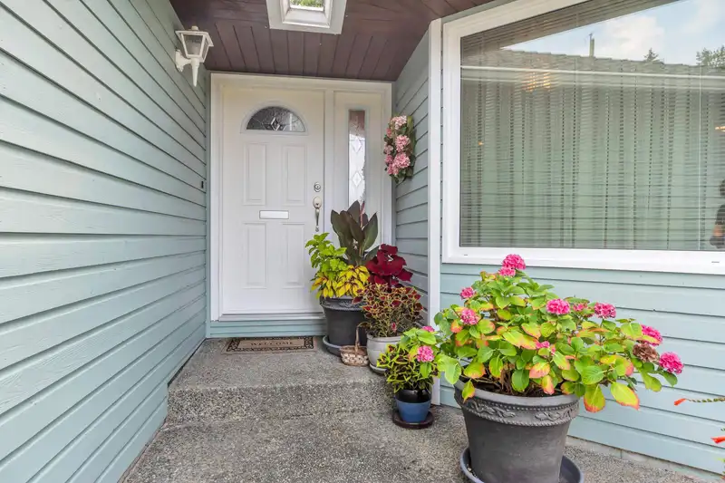 1822 146 STREET - photo 4 of 40