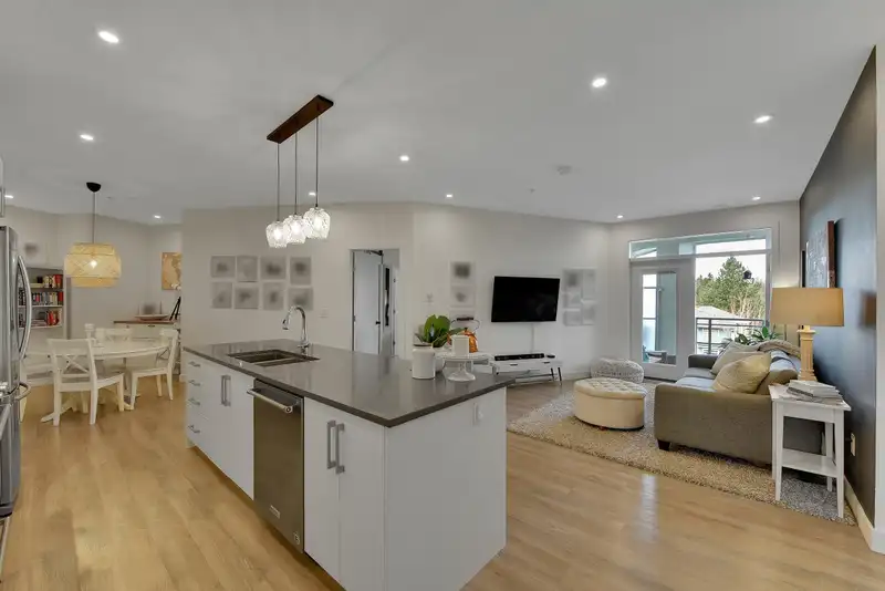 504 15436 31 AVENUE - photo 1 of 40