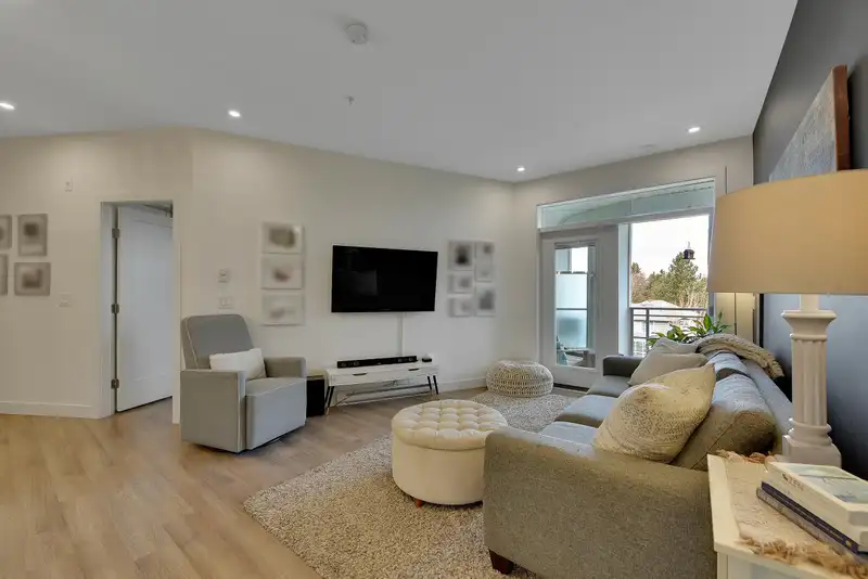 504 15436 31 AVENUE - photo 2 of 40