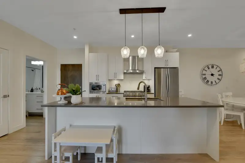 504 15436 31 AVENUE - photo 4 of 40