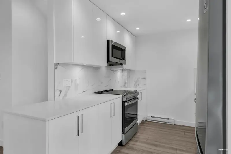 7 4300 THOMPSON ROAD - photo 3 of 25