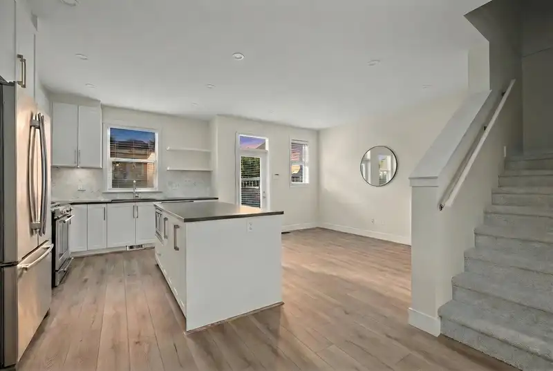 16454 25 AVENUE - photo 4 of 18