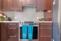 405 15735 CROYDON DRIVE - thumbnail 3