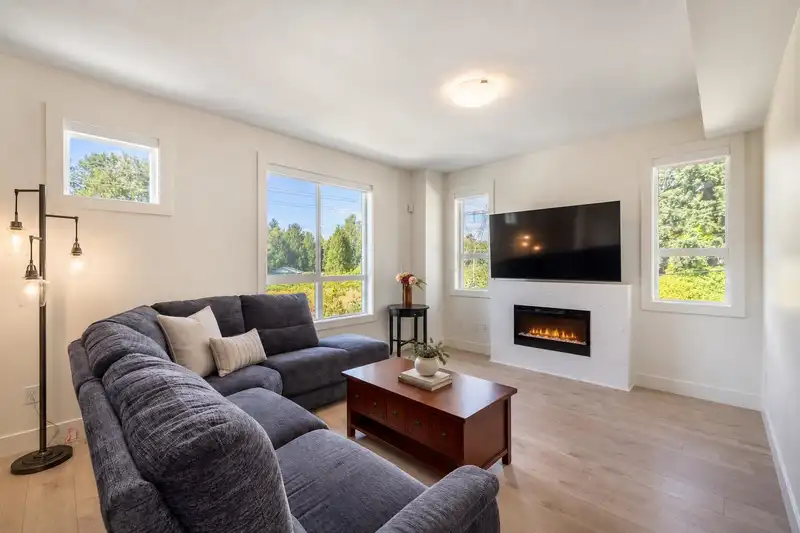 28 16561 17A AVENUE - photo 2 of 24