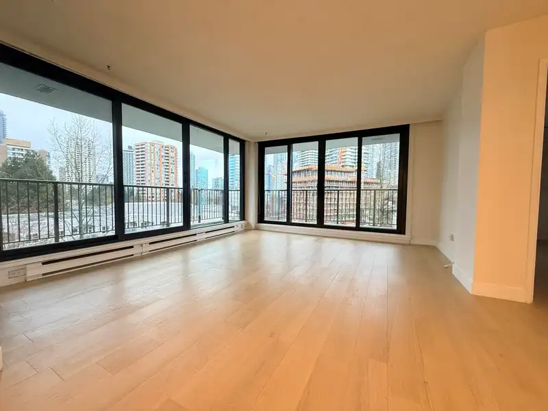 604 6455 WILLINGDON AVENUE - photo 2 of 6